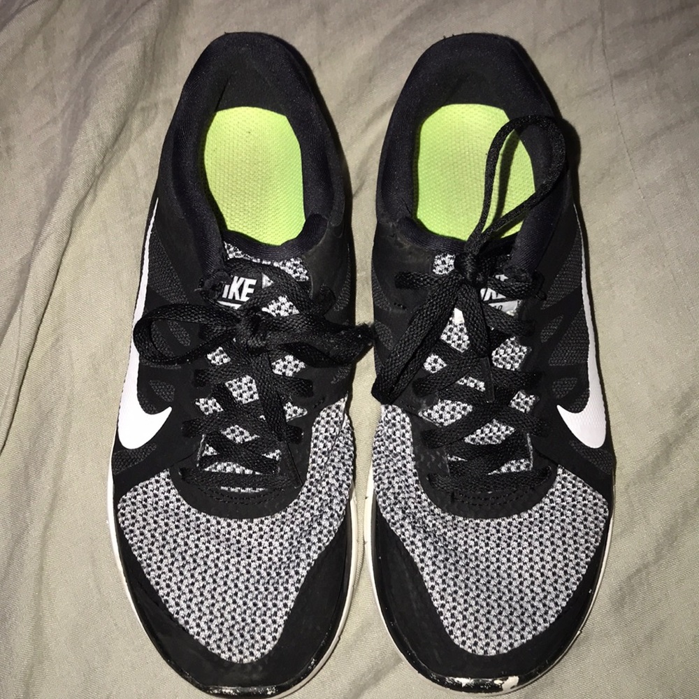nike free run tennis shoes
